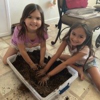 6 year old girls mixing substrate