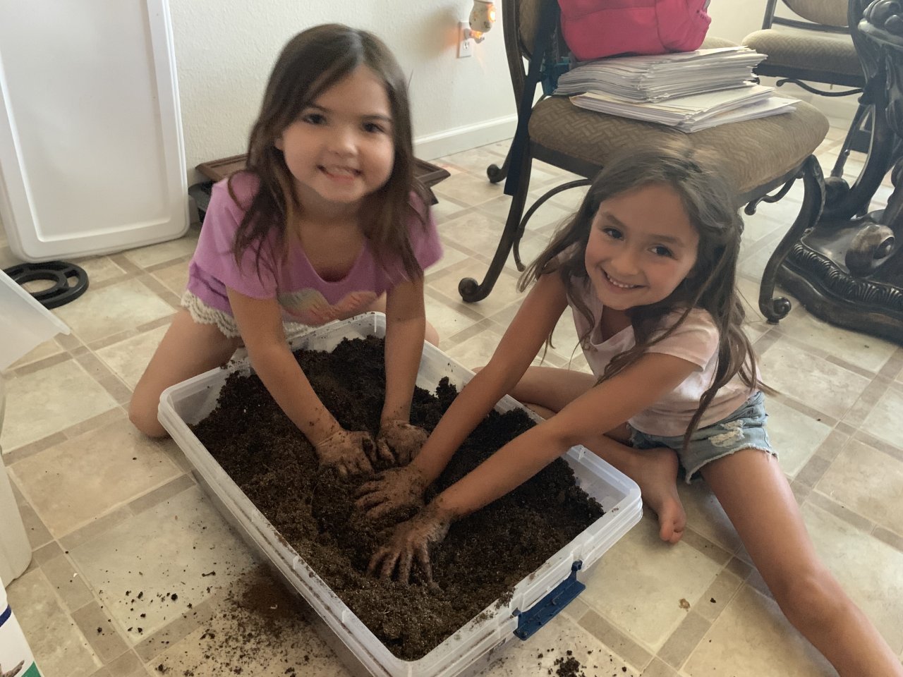 6 year old girls mixing substrate